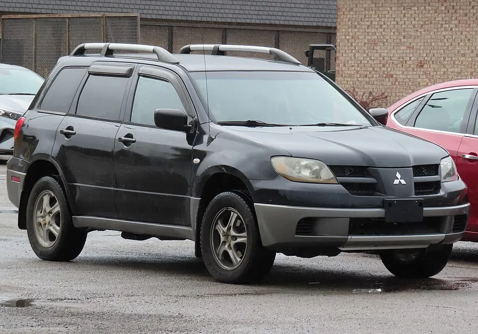 2004 Mitsubishi Outlander LS, front right, 09-24-2023, photographed in United States