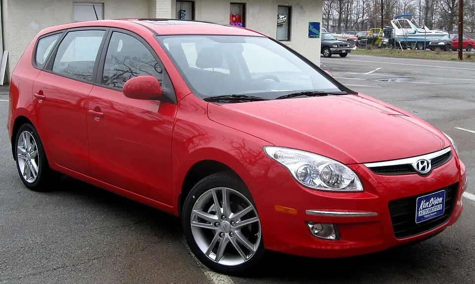 2009 Hyundai Elantra Touring front, photographed in United States
