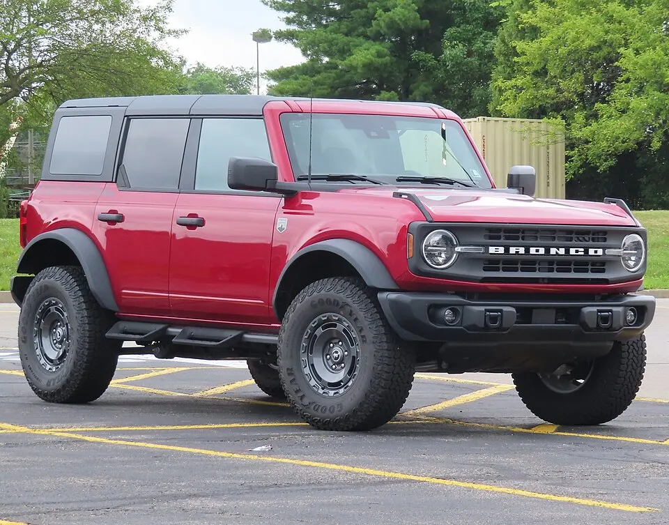2025 Ford Bronco Big Bend 4-door with Sasquatch package, front right, 06-27-2026, photographed in United States