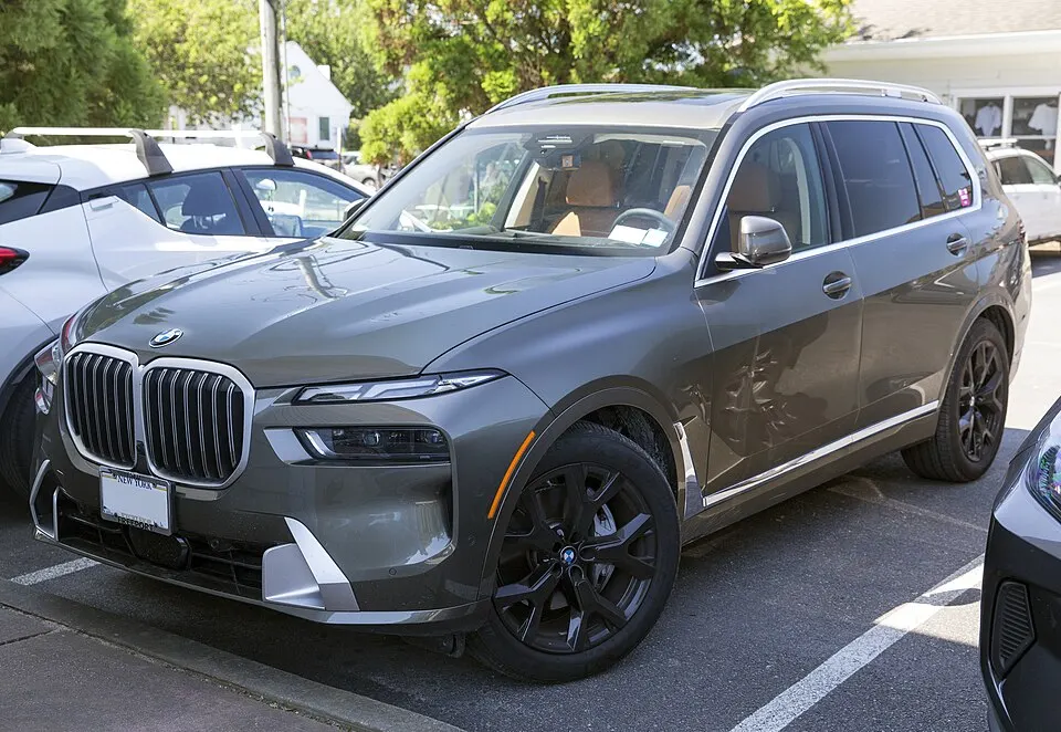 2024 BMW X7 xDrive40i in Manhattan Metallic. front left, photographed in United States