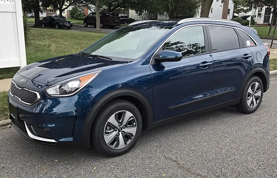 2017 Kia Niro base, left front (USA), photographed in United States