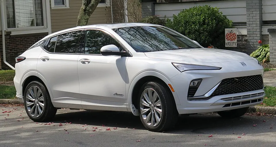 2025 Buick Envista in White Frost Tricoat, front right, 09-20-2025, photographed in United States