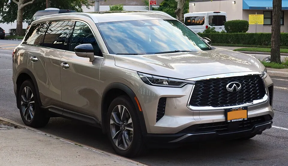 2022 Infiniti QX60 Luxe, front 6.11.22, photographed in United States
