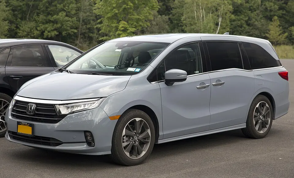 2024 Honda Odyssey Elite in Sonic Gray Pearl, front left, photographed in United States