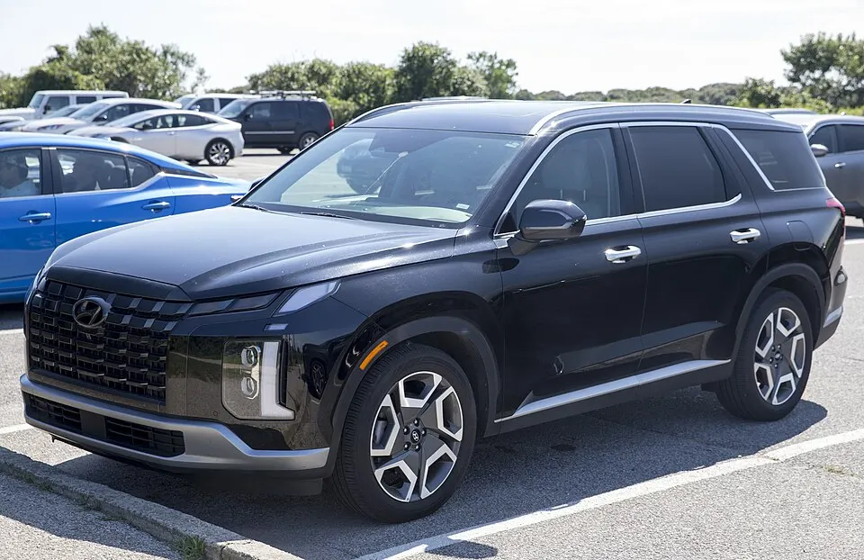 2024 Hyundai Palisade SEL Premium in Abyss Black Pearl, front left, photographed in United States