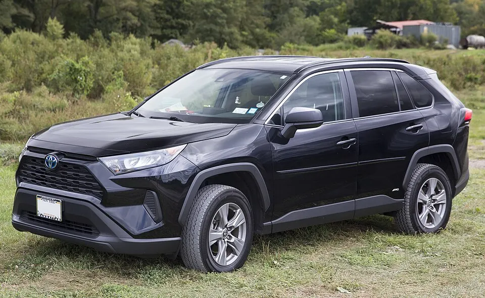 2022 Toyota RAV4 Hybrid LE in Midnight Black Metallic, front left, photographed in United States