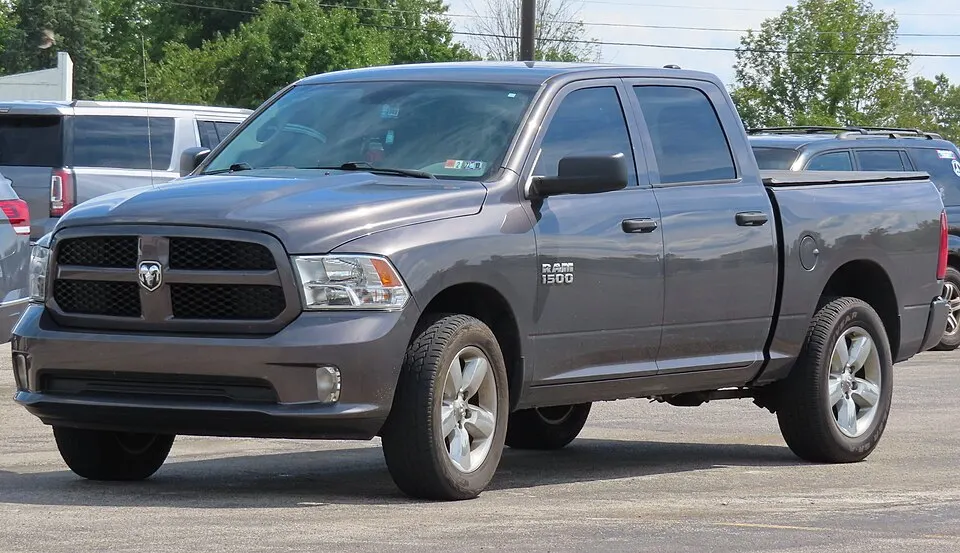 2017 Ram 1500 Express Crew Cab, front left, 09-02-2022, photographed in United States