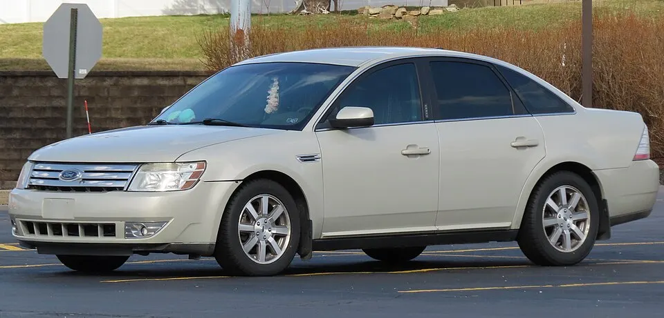 2008 Ford Taurus SEL, front left, 02-23-2023, photographed in United States