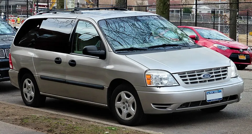 2004 Ford Freestar SE, front (2) 3.11.20, photographed in United States
