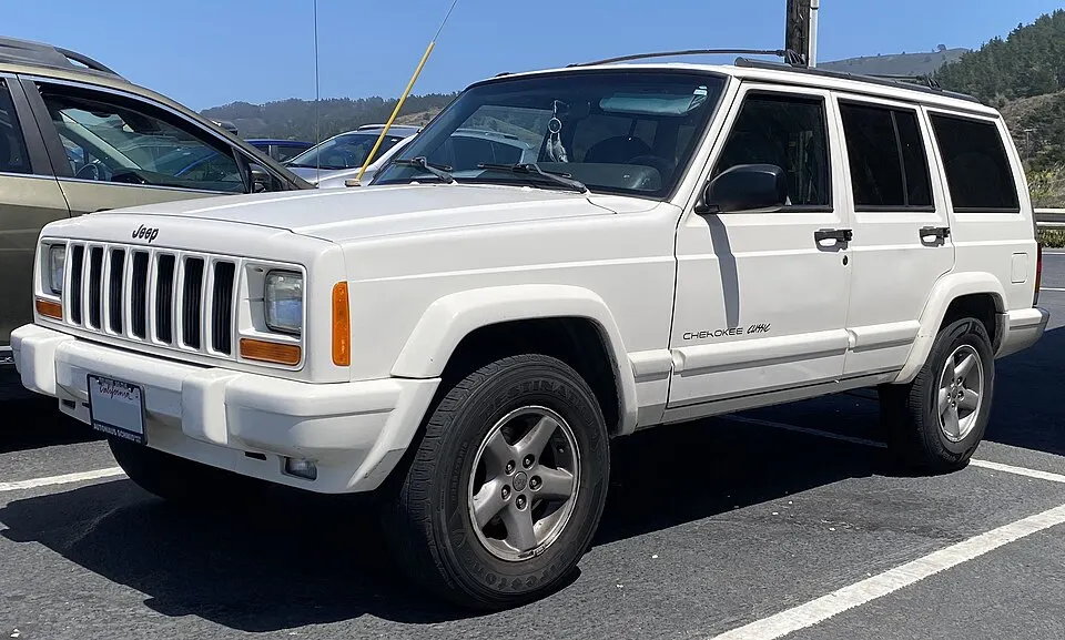 1998 Jeep Cherokee Sport in Stone White, front left, 08-14-2022, photographed in United States