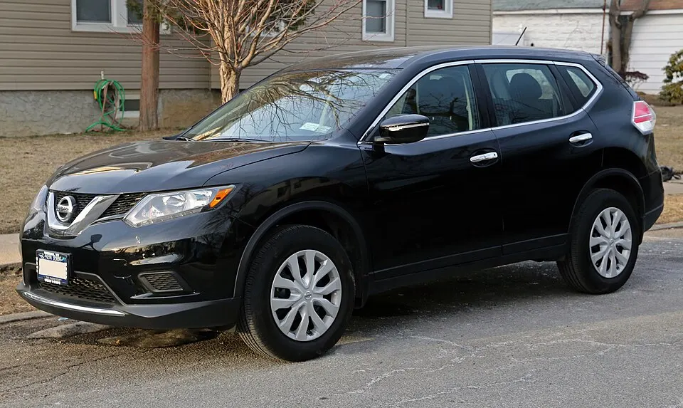 2014 Nissan Rogue S AWD front left, photographed in United States