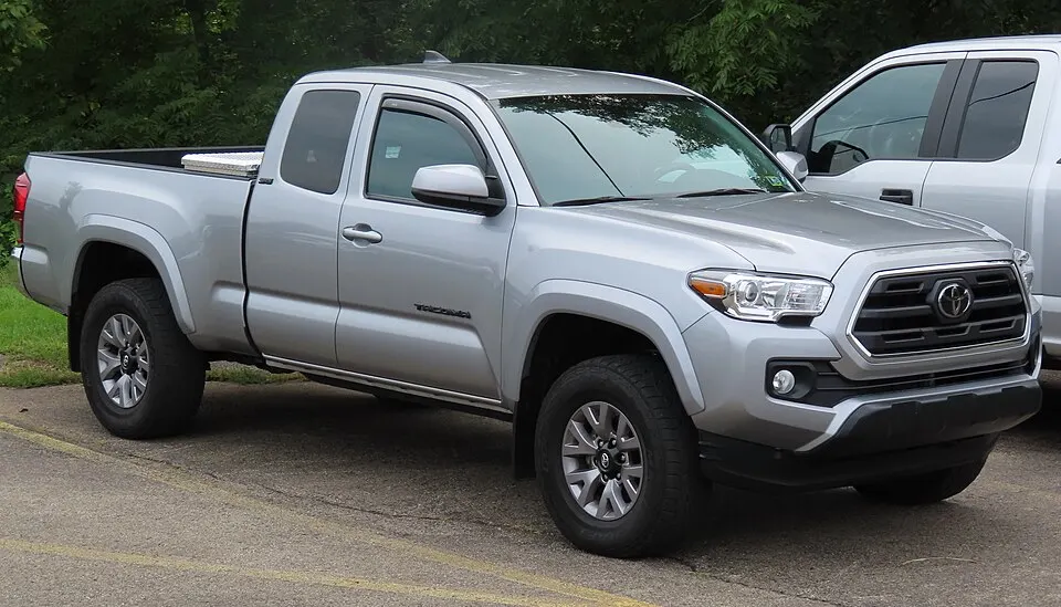 2019 Toyota Tacoma SR5 4WD Access Cab, front right, 09-03-2022, photographed in United States