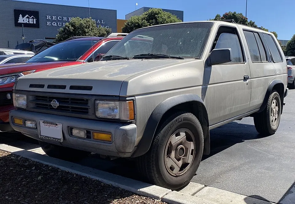1995 Nissan Pathfinder XE in Champagne Pearl Metallic, front left, 08-13-2022, photographed in United States