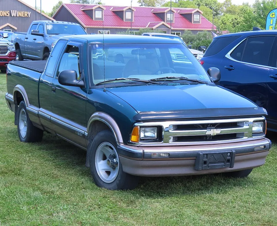 1996 Chevrolet S-10 2WD LS extended cab, front right, 07-20-2024, photographed in United States