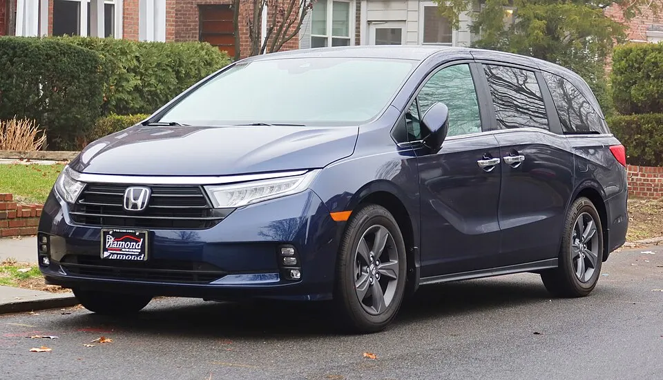 2021 Honda Odyssey (facelift), front 12.12.20, photographed in United States