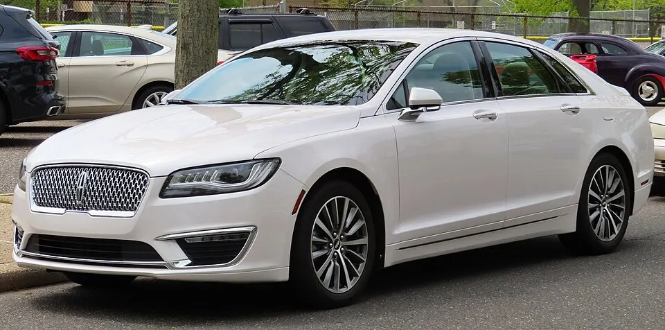 2017 Lincoln MKZ 'Select' 2.0T front 5.19.19, photographed in United States